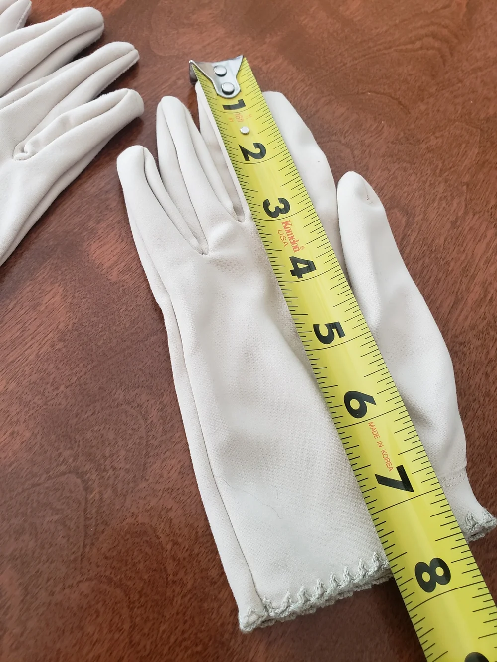 Vtg Crescendoe Caresse Ivory/Cream Wrist Gloves with Scallop Trim Size: 7 (S)